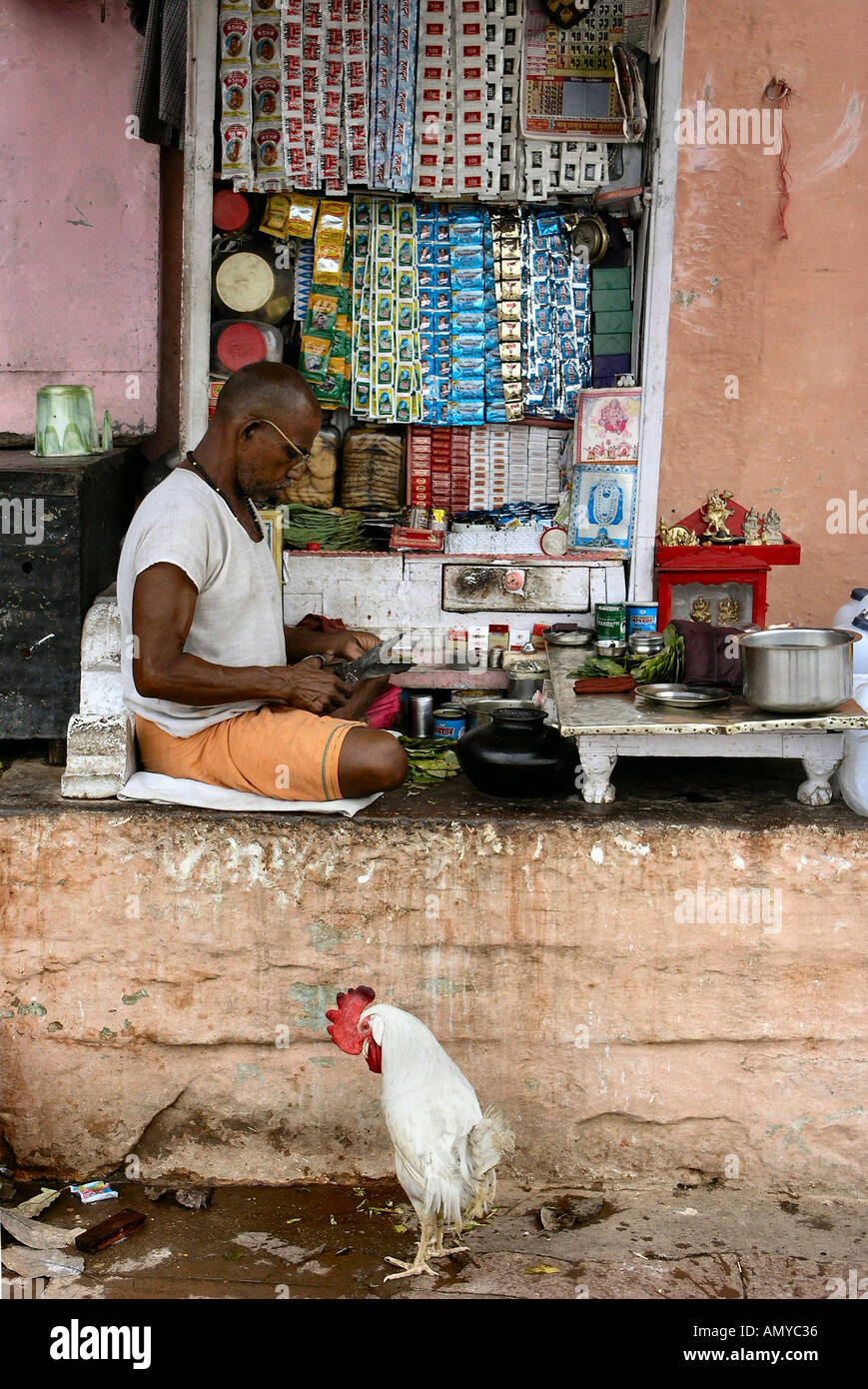 Varanasi Shop Keeper Banque D'Images