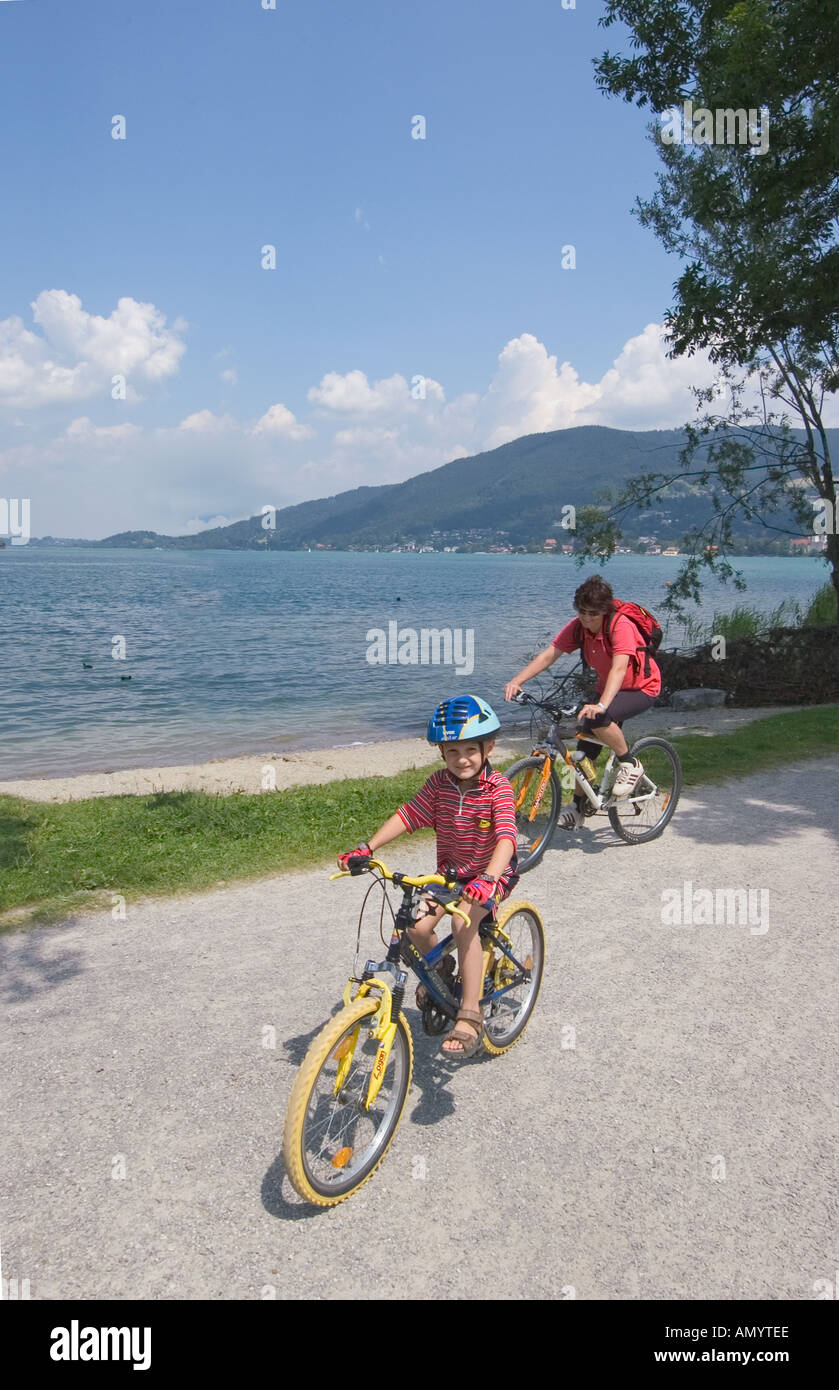 Monsieur à la mère de Tegernsee est à vélo avec son fils sur un vélo Banque D'Images Monsieur à la mère de Tegernsee est à vélo avec son fils sur un vélo Banque D'Images