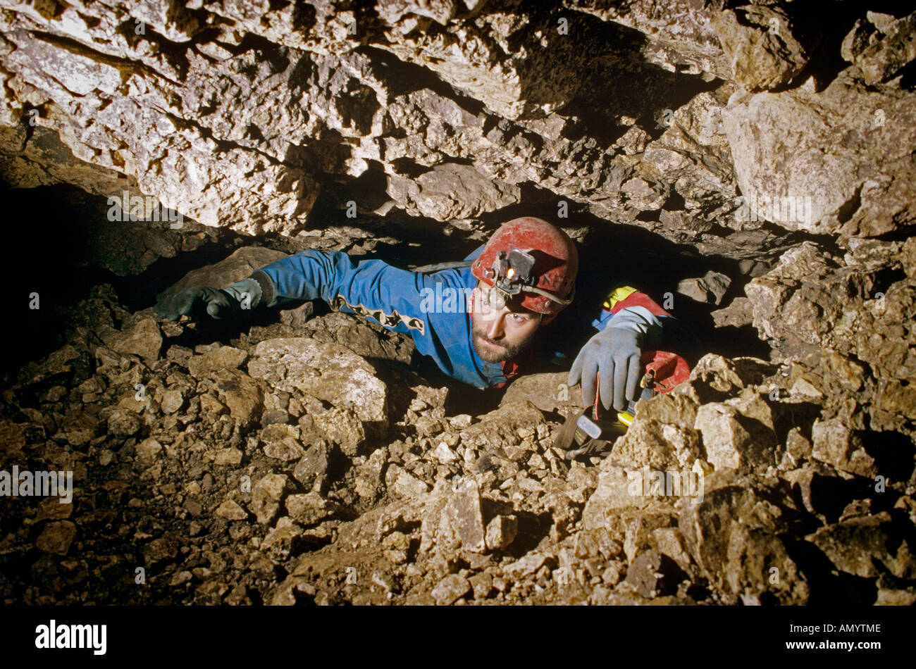 Spéléologue dans petit crawlway, Grotte, rivière Baliem Irian Jaya. Banque D'Images