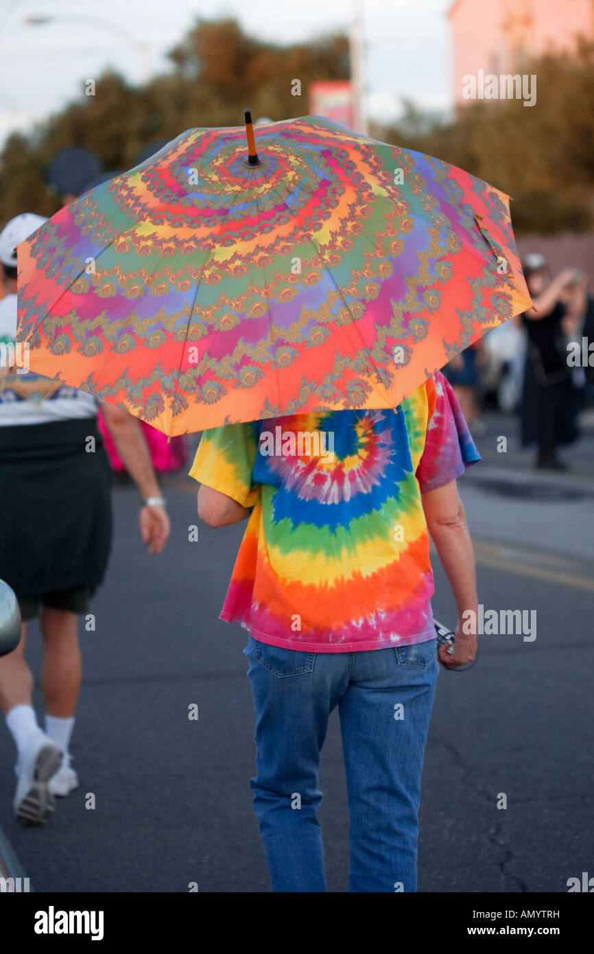 Femme ornée de tie dyed shirt coloré et parapluie fractale Banque D'Images