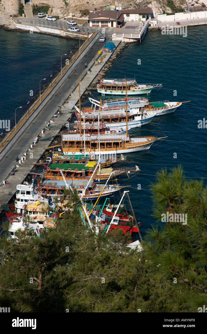 Turquie Kusadasi côte sud de l'Agean dyke avec bateaux de touristes à l'île Pigeon Banque D'Images