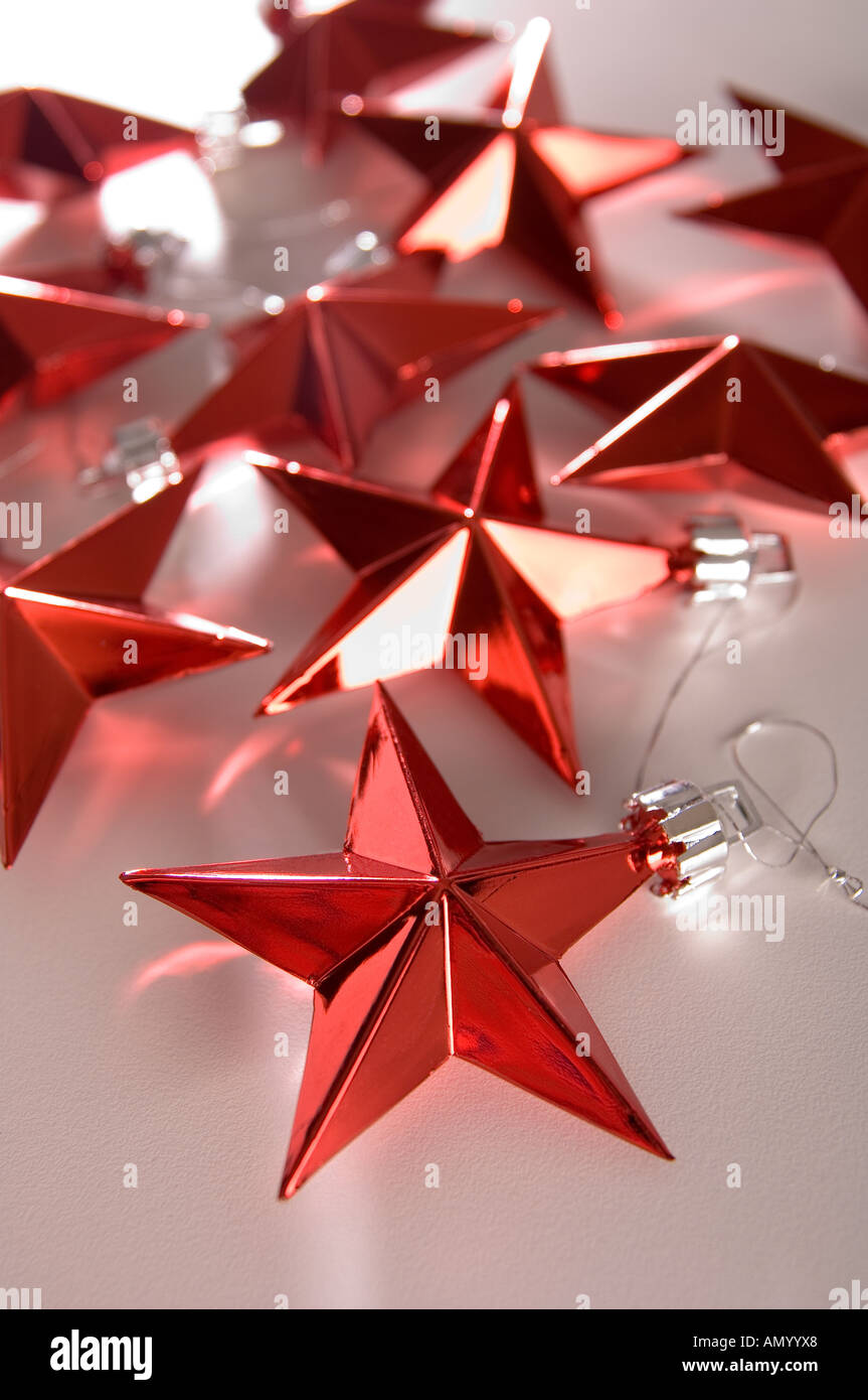 Couleur rouge étoile de Noël décorations sur un fond blanc. Banque D'Images