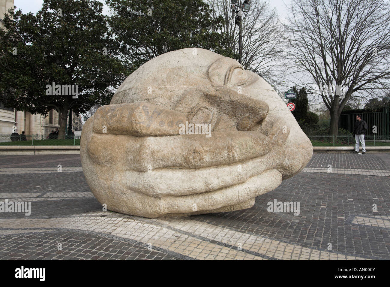 La tête de pierre géante L'Ecoute par Henri de Miller près des Halles Paris France Banque D'Images