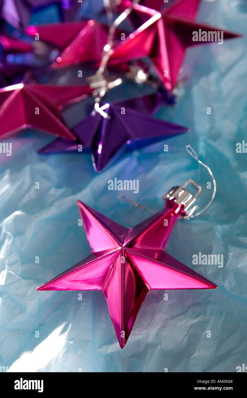 L'étoile de Noël couleur décorations sur fond de tissu bleu pâle. Banque D'Images