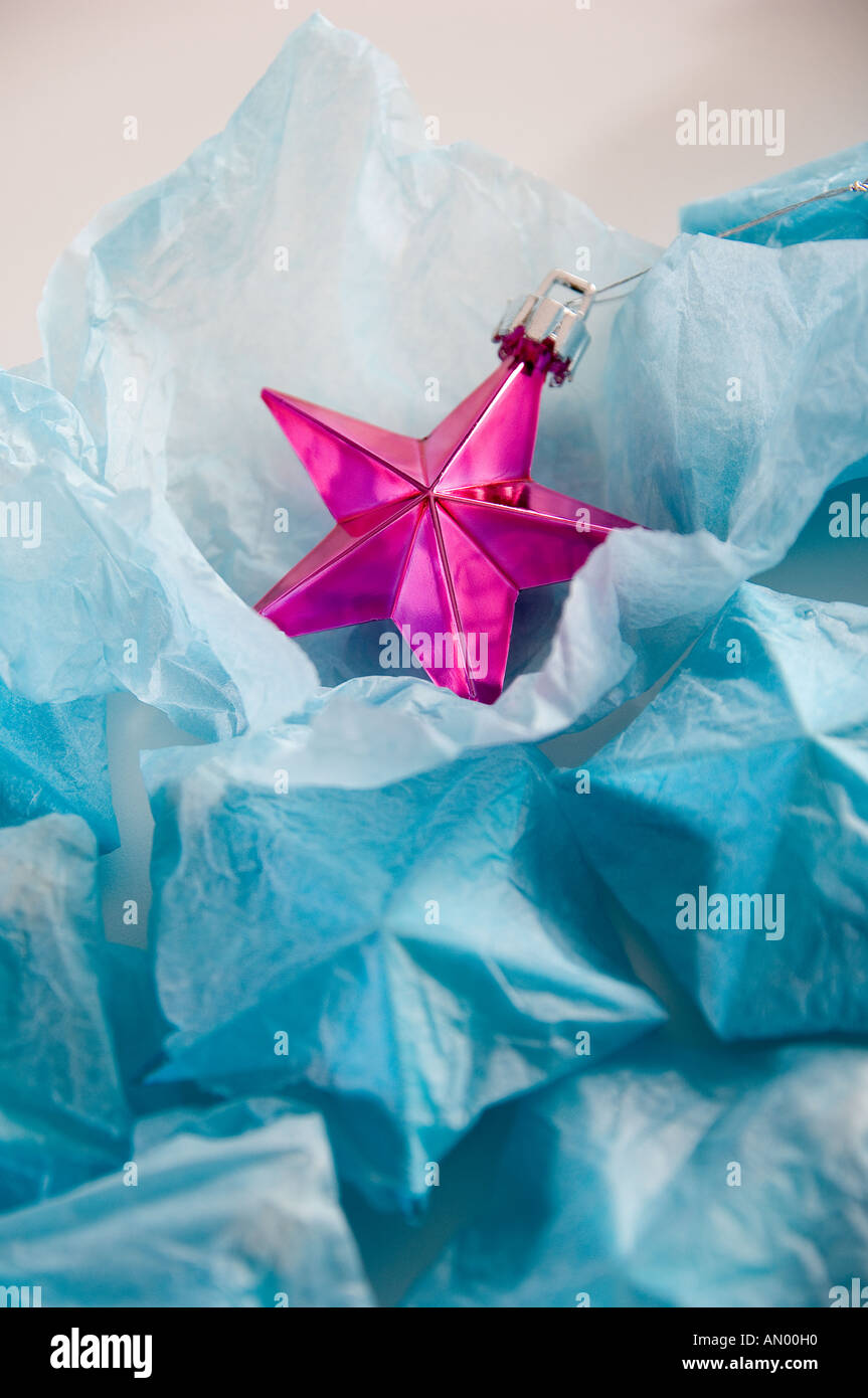 Décorations de Noël de couleur rose étoiles enveloppé dans du papier de soie Banque D'Images