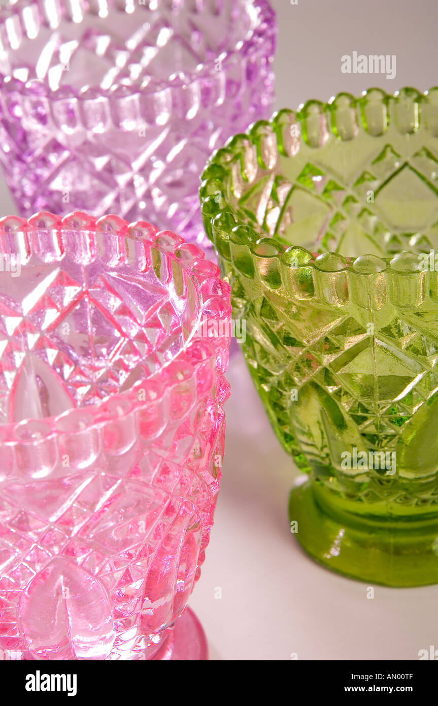 Ensemble de trois multi-verre verres colorés. Tourné sur un fond blanc. Banque D'Images