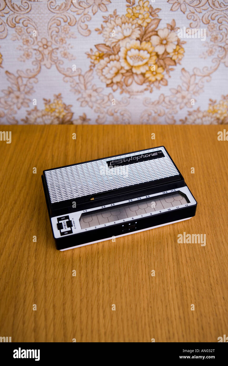 Le stylophone original vintage table woooden kitsch des années 1970, avec en toile fond d Banque D'Images