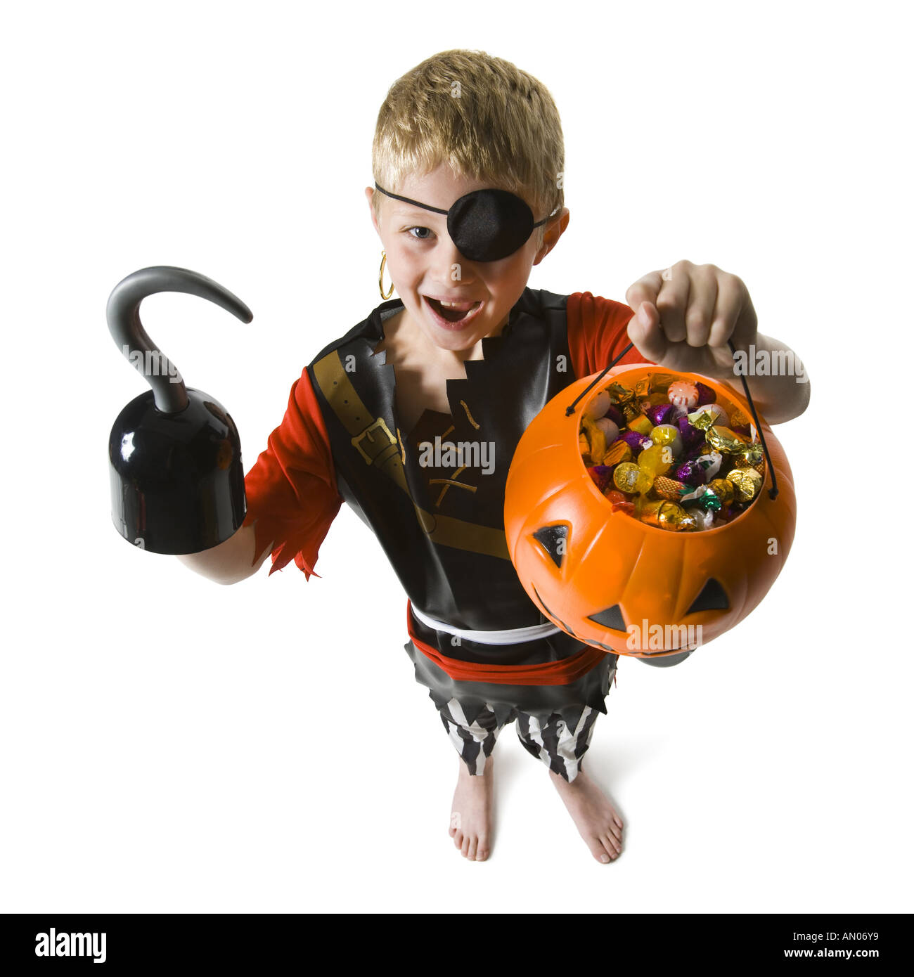 Portrait d'un garçon vêtu comme un pirate et trick ou traiter Banque D'Images