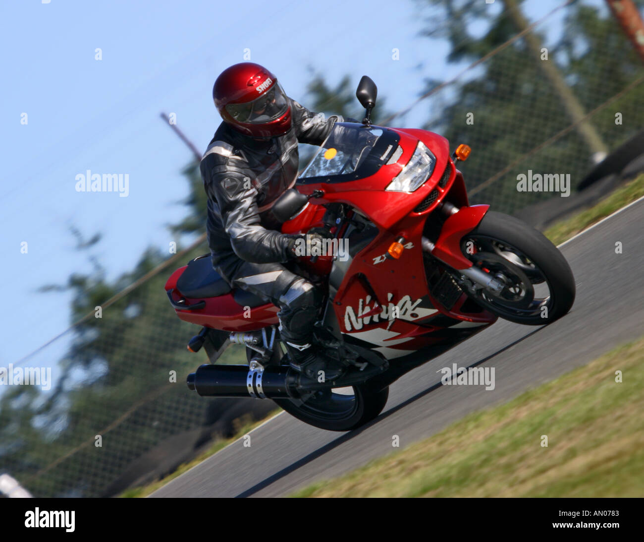 Moto Kawasaki NINJA rouge à la vitesse Photo Stock - Alamy