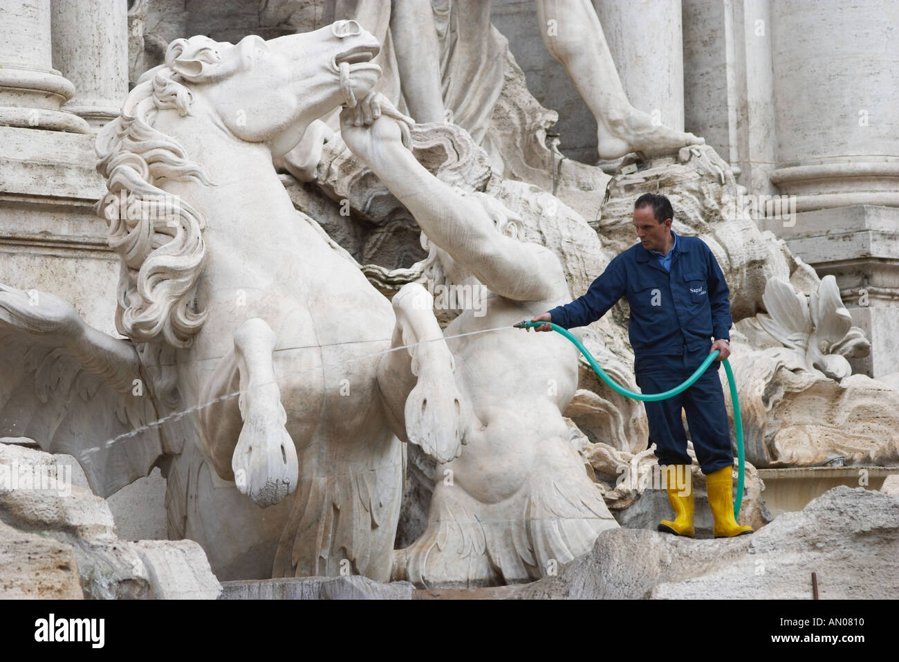 Le nettoyage de la fontaine de Trevi. Fontana di Trevi, Rome, Latium,  Italie Photo Stock - Alamy