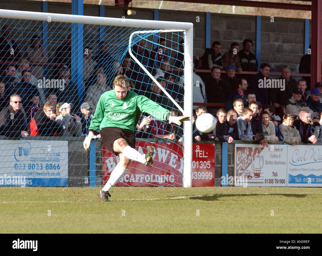 Un gardien de but kicks une balle au cours d'un match de football Banque D'Images
