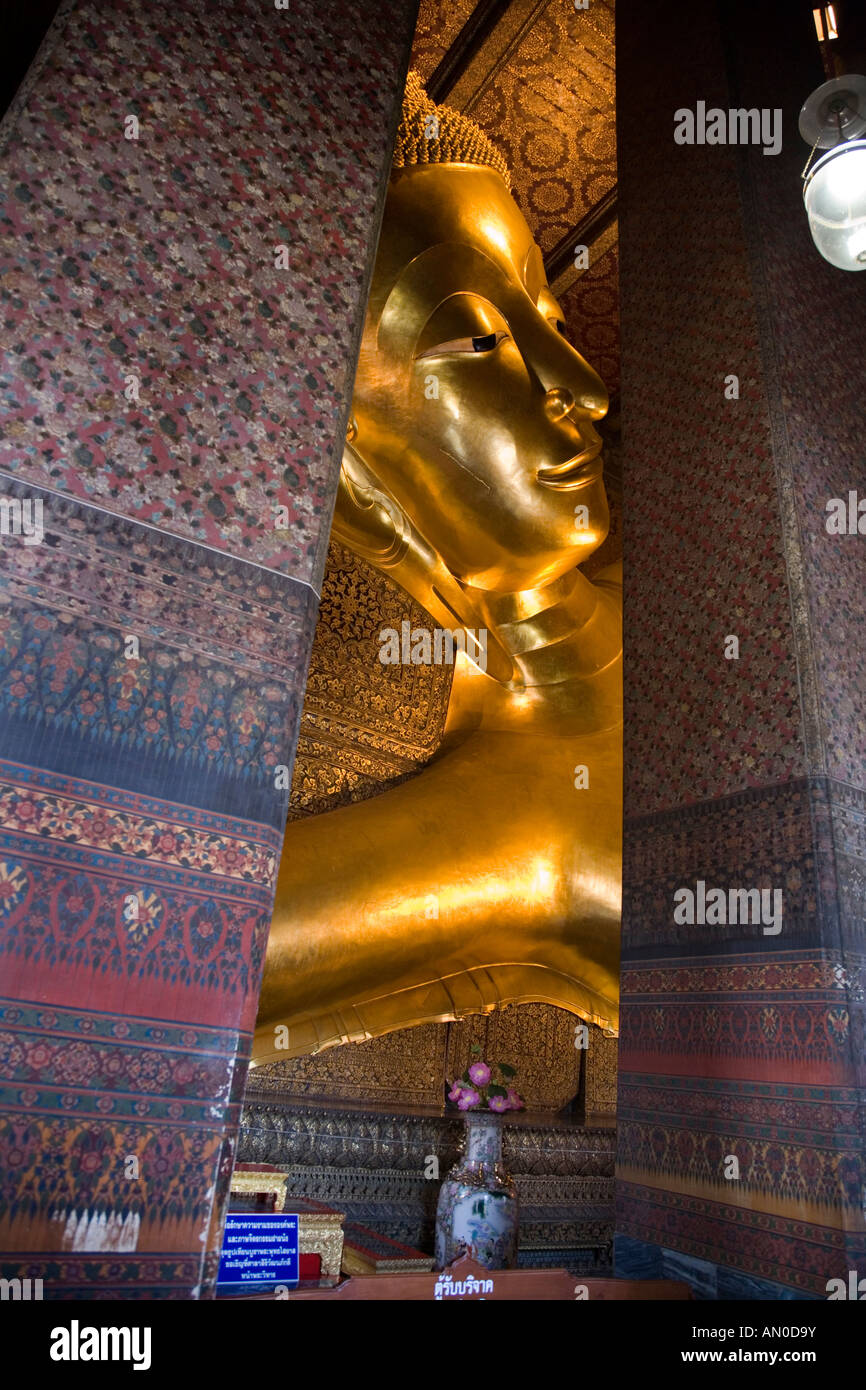 Statue de Bouddha couché à Wat Pho (Temple du Bouddha couché), nom officiel Phra Chetuphon, Bangkok Thaïlande. Banque D'Images