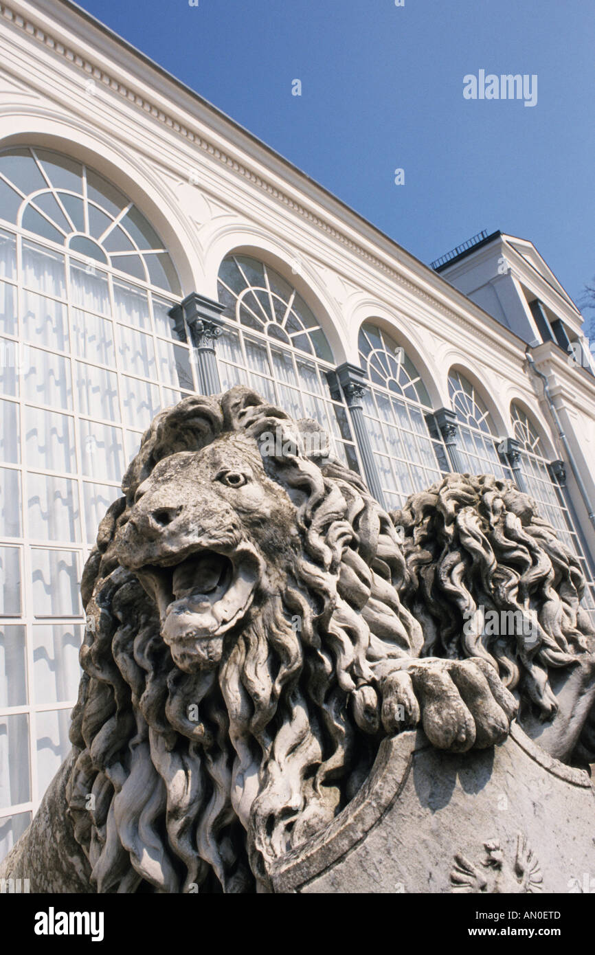 Sculptures de lion et l'orangerie, Lauterbach, Rügen, Allemagne Banque D'Images