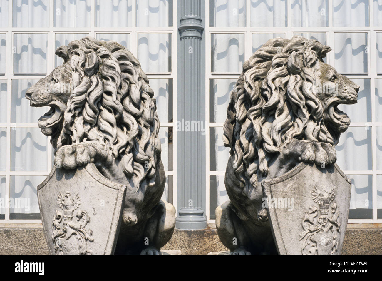 Sculptures de lion et l'orangerie, Lauterbach, Rügen, Allemagne Banque D'Images