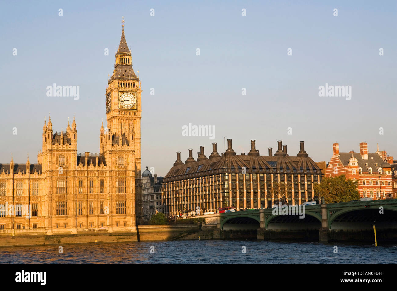 Royaume-uni Londres Palais de Westminster et de Portcullis House tôt le matin Banque D'Images
