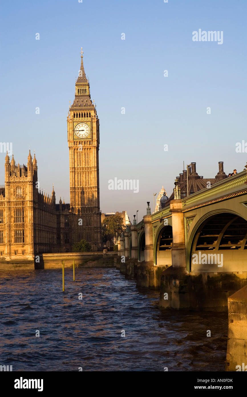 UK London du Palais de Westminster, Big Ben St Stephens Tower au-dessus de la Tamise et le pont de Westminster Banque D'Images