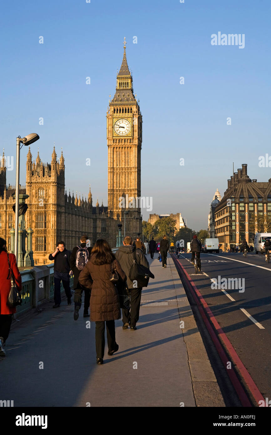 UK London navetteurs traversant le pont de Westminster vers Big Ben St Stephens Tower tôt le matin Banque D'Images