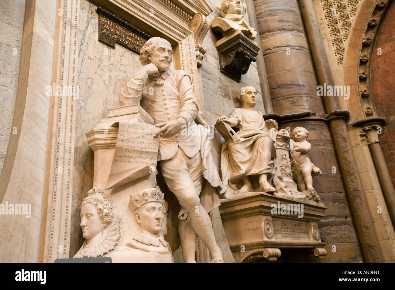 UK London Westminster Abbey transept sud Poets Corner William Shakespeare Memorial Banque D'Images