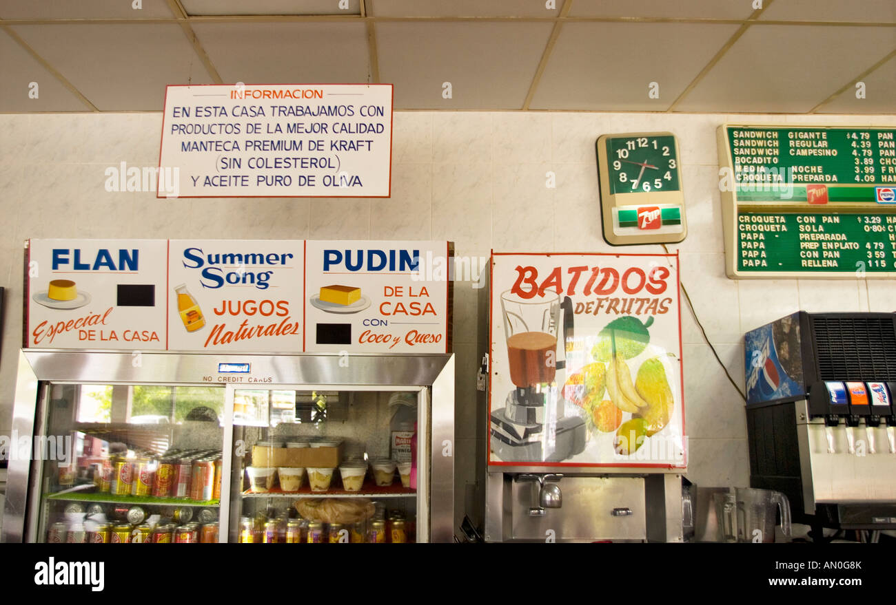 Des signes dans un restaurant cubain de Miami Florida USA Banque D'Images