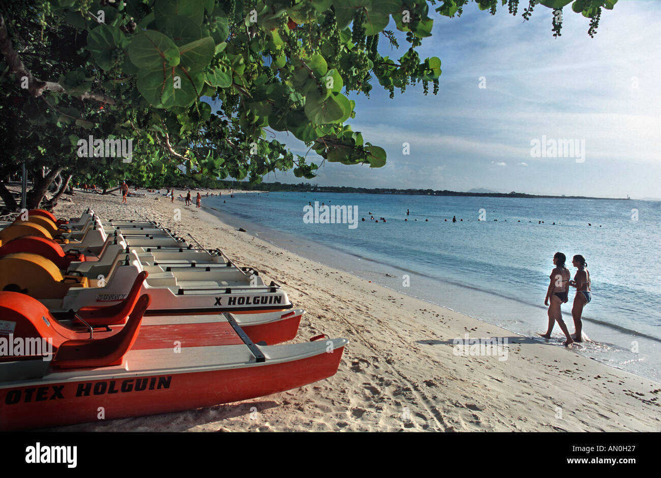 Le sable blanc tropical beach est à proximité de Playa Pesquero Holguin Cuba province Guadarlavaca Banque D'Images