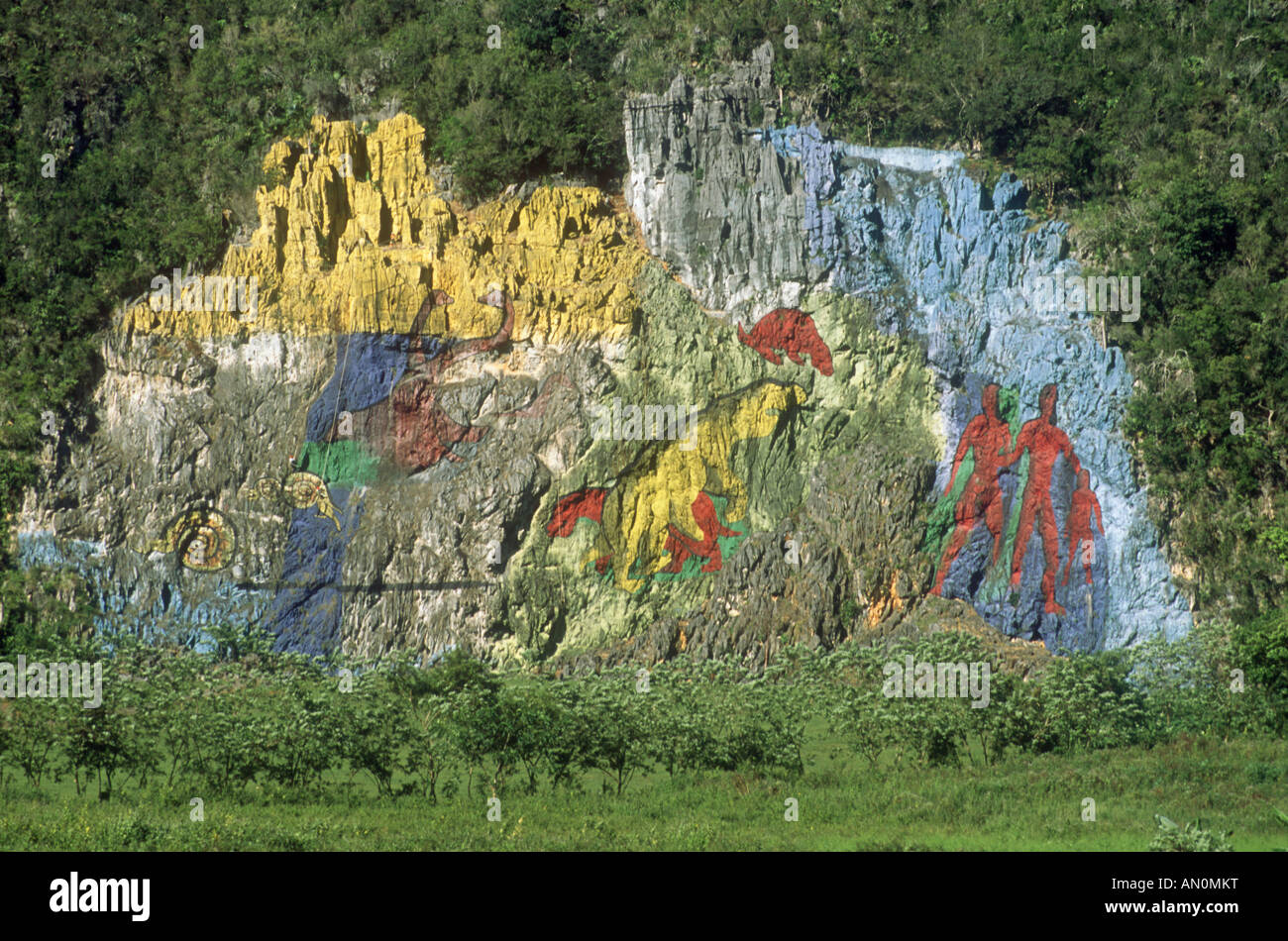 Fresque peinte sur le côté d'un Mogote ou piton calcaire près de Vinales, Cuba. Banque D'Images