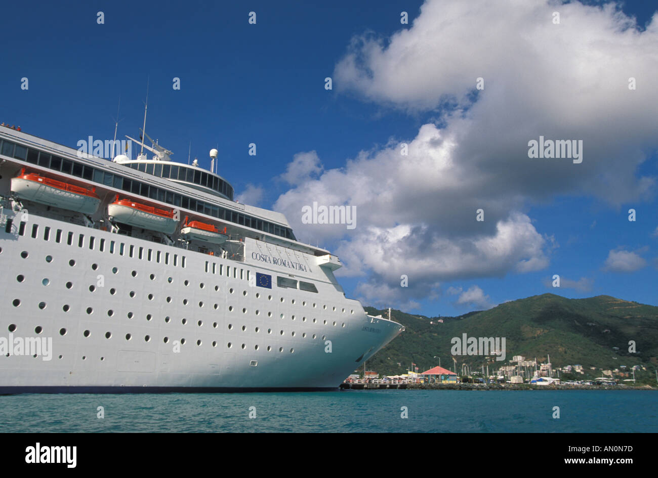 Tortola Iles Vierges Britanniques Road Town cruise ship comparatif de taille énorme grand navire nains petit cruise port town Banque D'Images