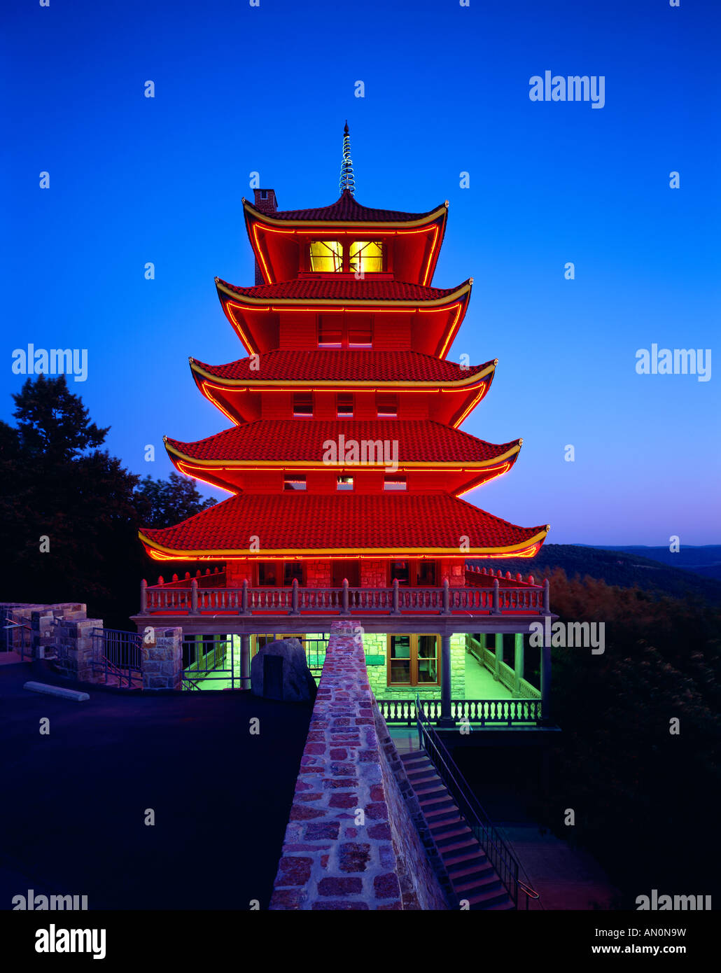 La nuit ; la Pagode historique de lecture en haut du lecteur, lecture, Duryea Berks County, California, USA. , Banque D'Images