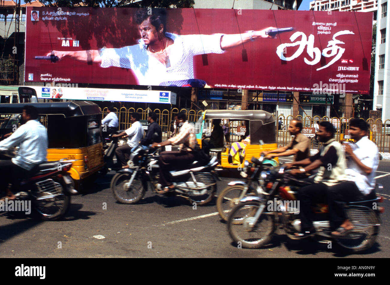 Publicité affiche de film à Bombay Mumbai Maharashtra Inde état avenue Banque D'Images