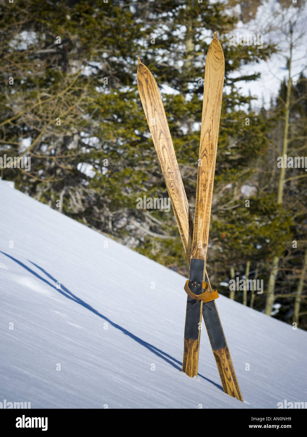 Paire de skis en bois Banque D'Images