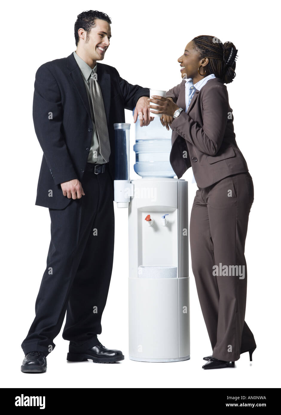 Man debout à côté d'un refroidisseur d'eau Banque D'Images