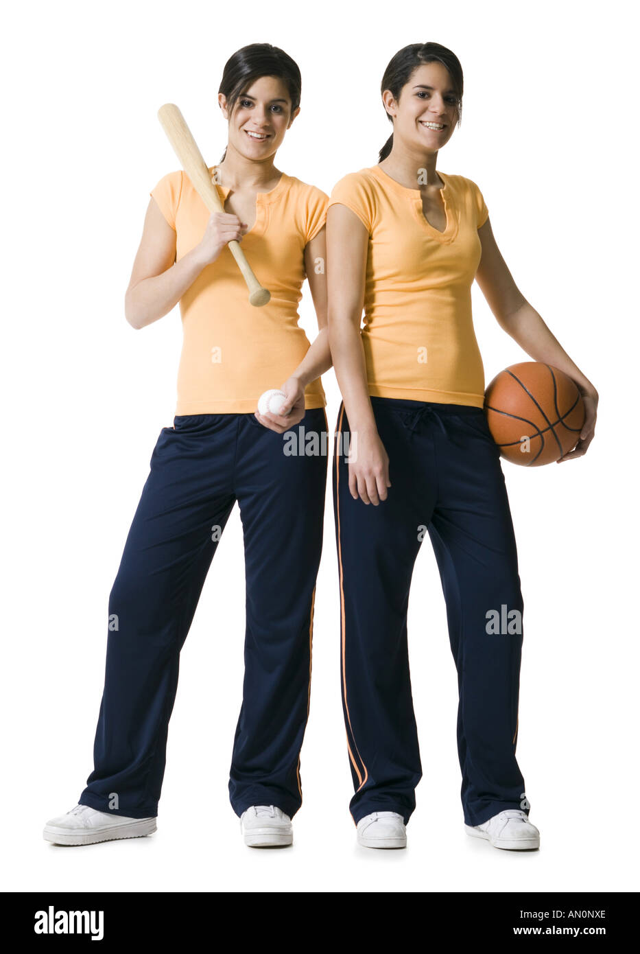 Portrait de deux adolescentes tenant une batte de baseball et un terrain de basket-ball Banque D'Images