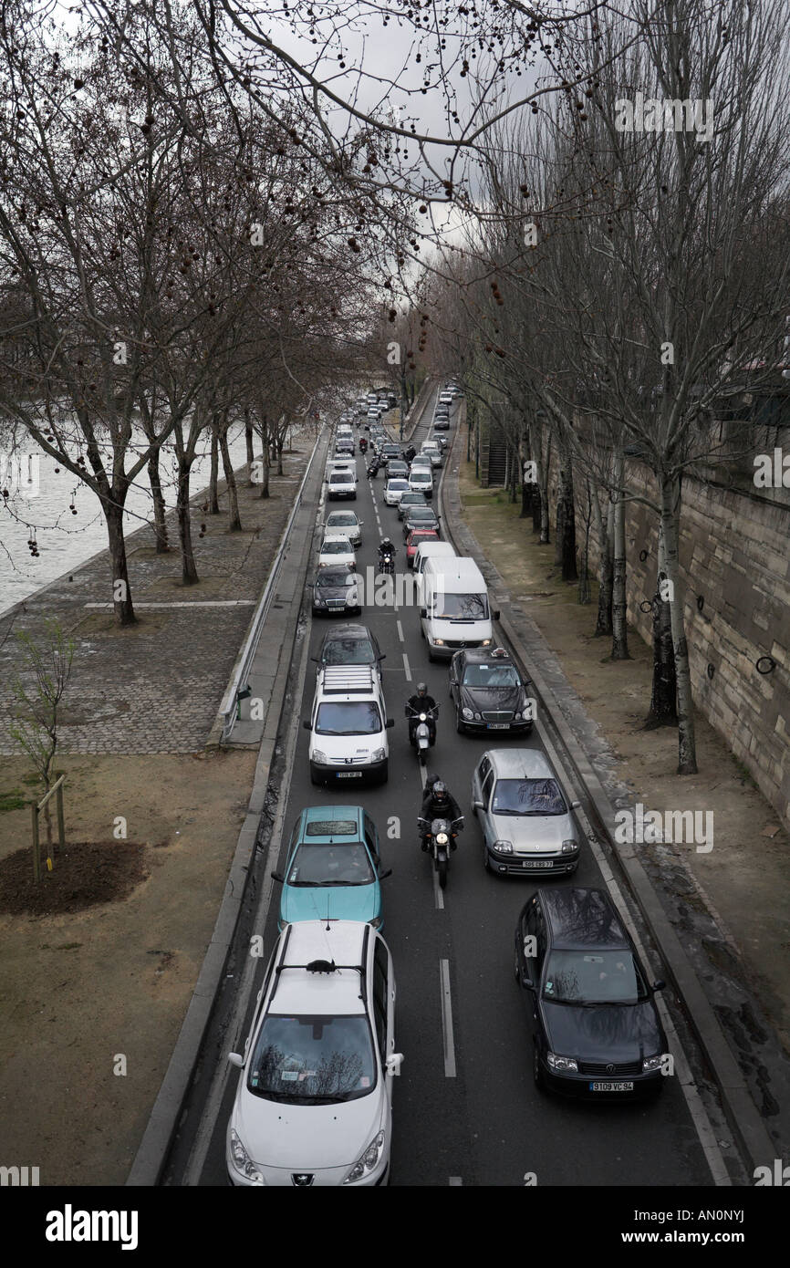 Embouteillage sur la route le long de la rive gauche de la Seine Paris France Banque D'Images