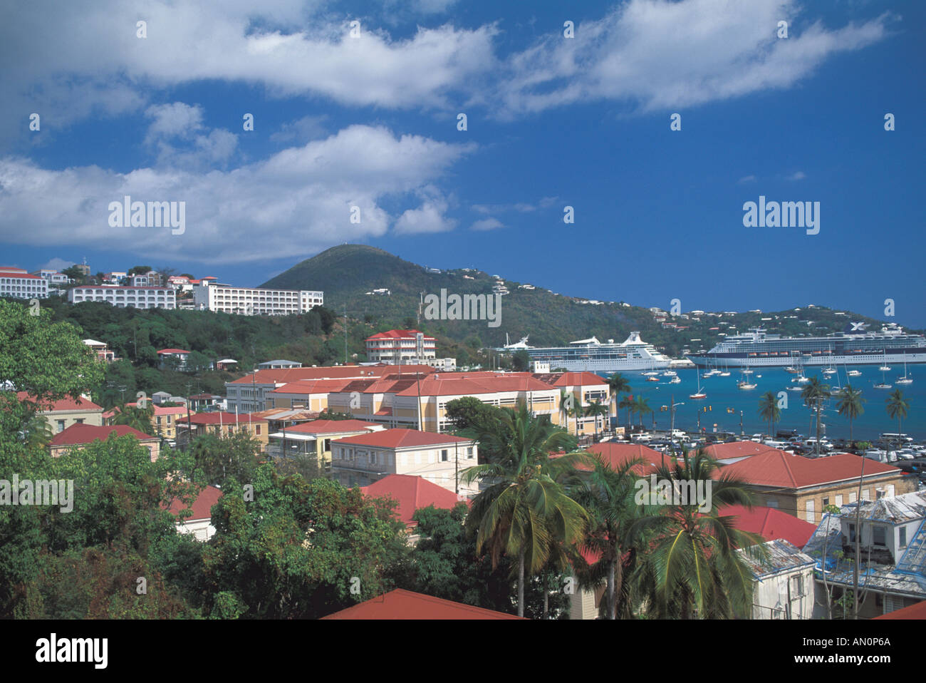 St Thomas USVI Charlotte Amalie cruise ship port voiliers hillside toits rouges Banque D'Images