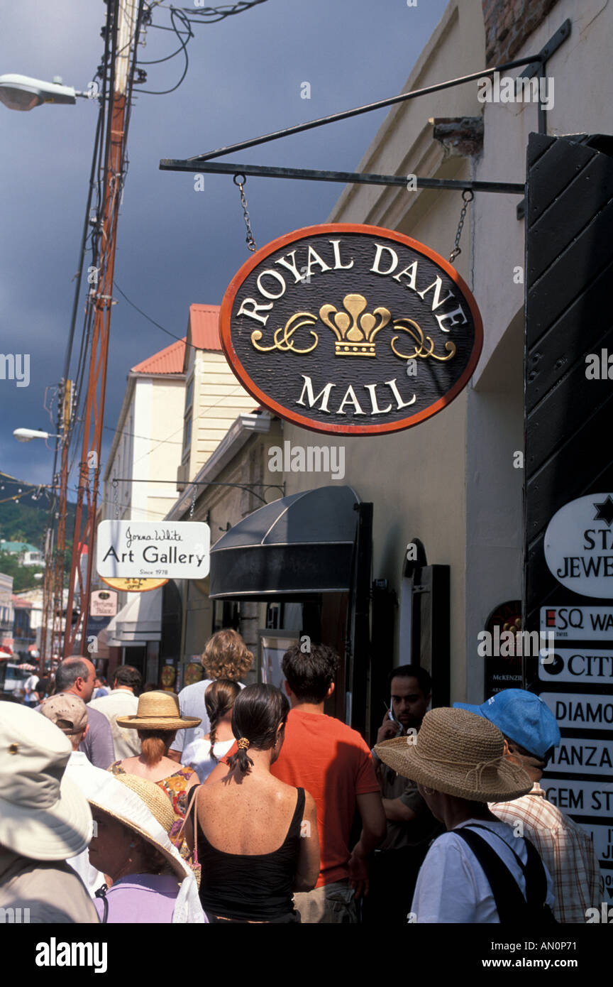 St Thomas USVI Charlotte Amalie boutiques duty free area touristes et Royal Dane Mall sign Banque D'Images