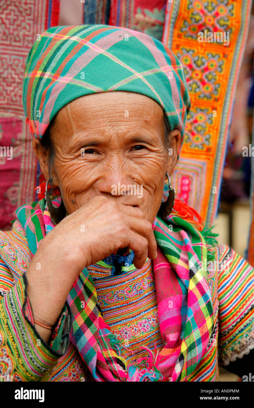 Flower Hmong au Bac Ha marché dans le nord du Vietnam Banque D'Images