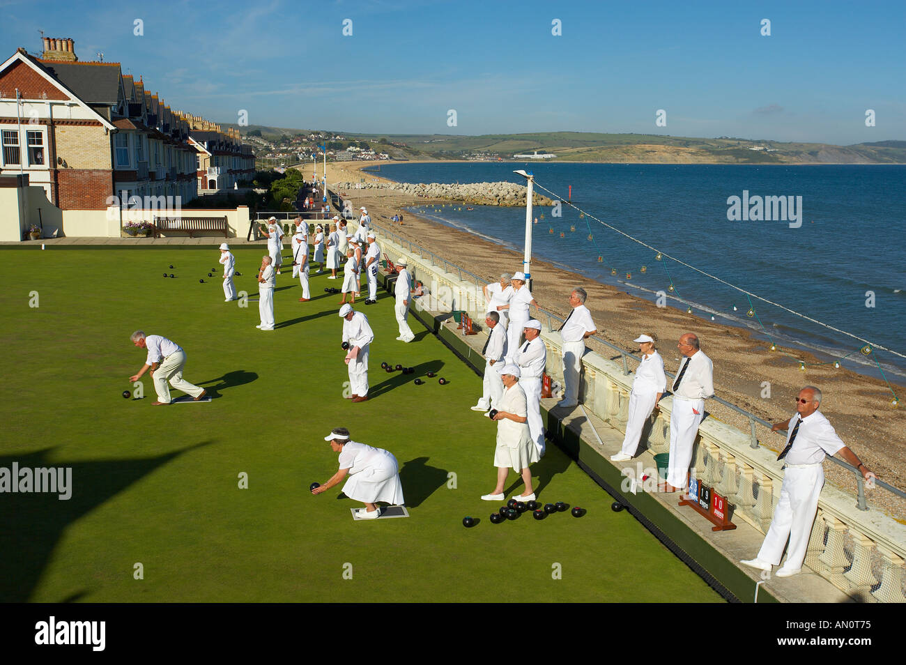 Des personnes jouant sur le devant des bols Weymouth Dorset England UK Banque D'Images
