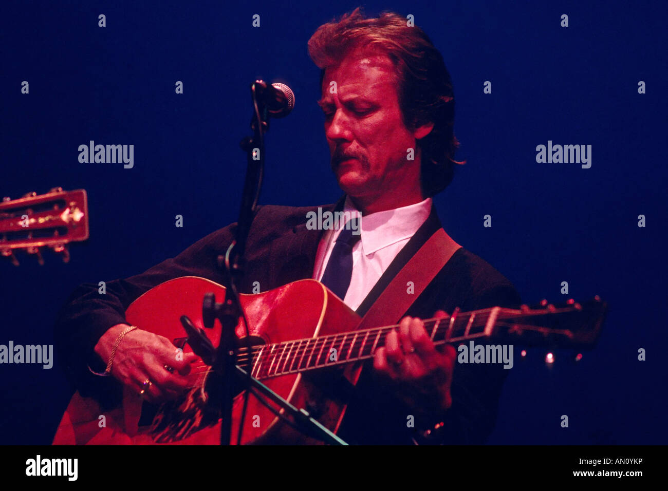 Virtuose de la guitare Tony Rice se produisant au Merle Watson Memorial festival à Wilkesboro USA Caroline du Nord Banque D'Images