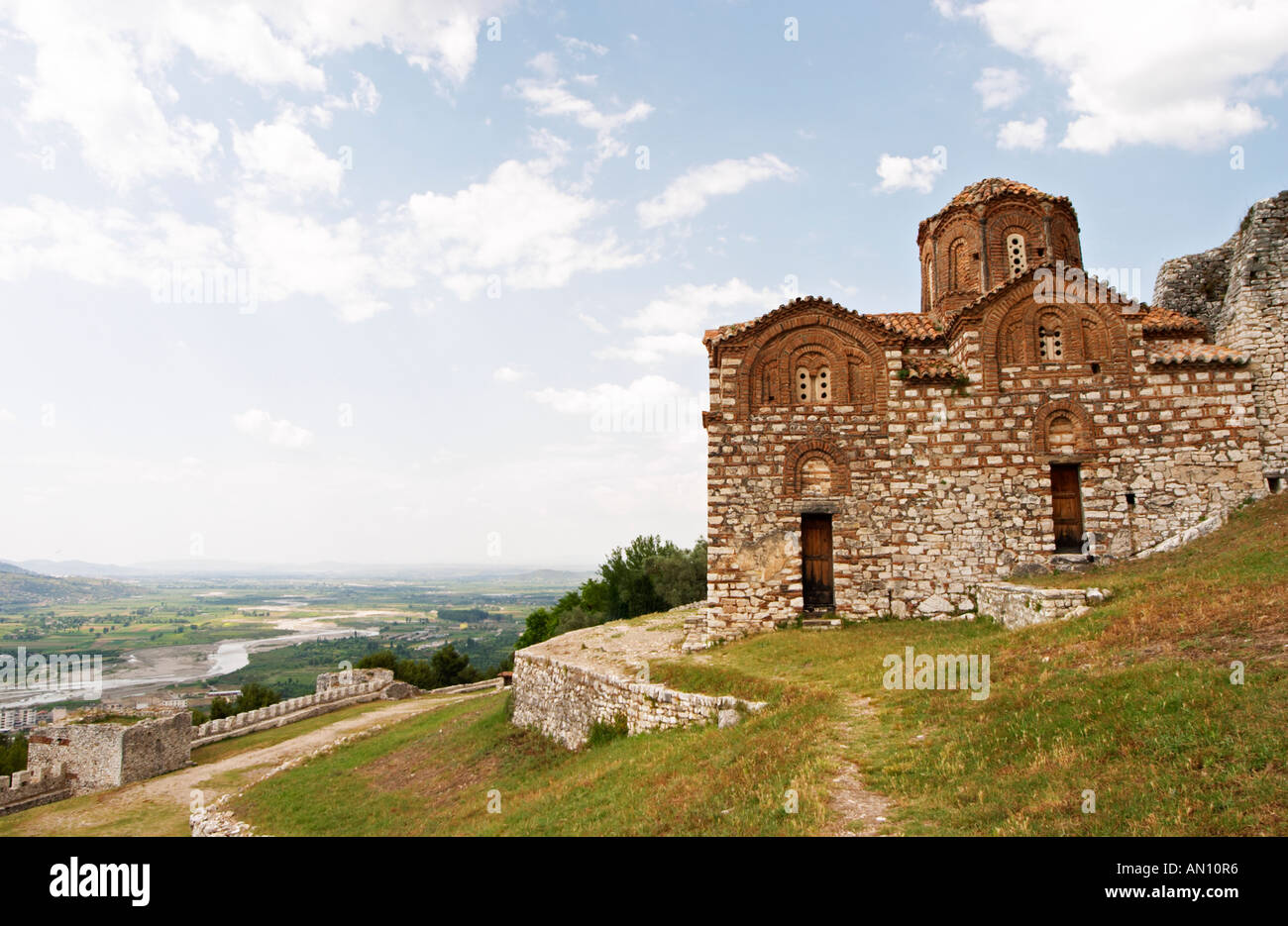 L'église Hagia Triada. Vue sur la vallée. Berat la citadelle vieille ville fortifiée. L'Albanie, des Balkans, de l'Europe. Banque D'Images