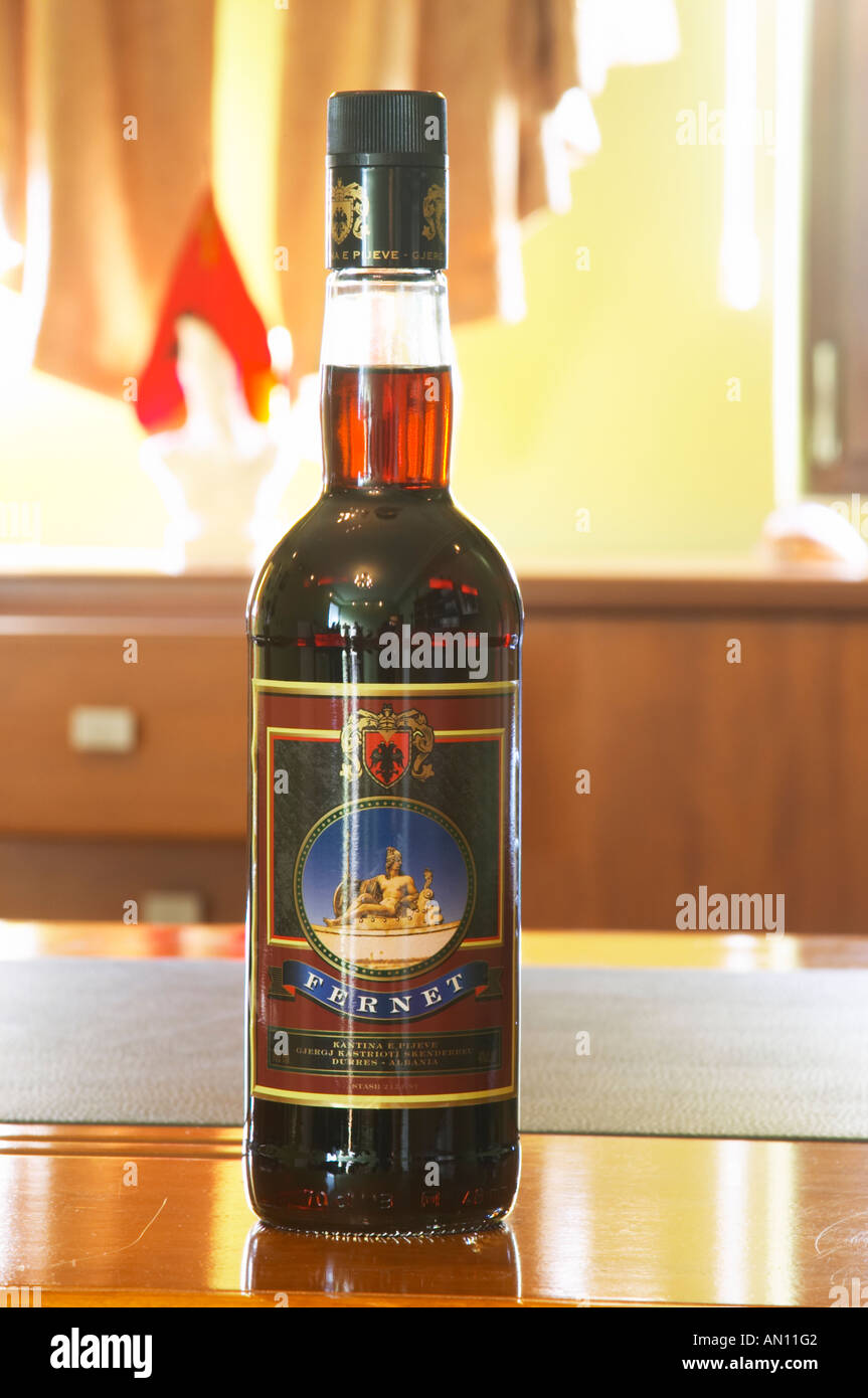 Une bouteille de cognac Fernet. Kantina e Pijeve Gjergj Kastrioti Skanderbeg Skenderbeu Winery, Durres. L'Albanie, des Balkans, de l'Europe Photo Stock - Alamy Une bouteille de cognac Fernet. Kantina e Pijeve Gjergj Kastrioti Skanderbeg Skenderbeu Winery, Durres. L'Albanie, des Balkans, de l'Europe Photo Stock - Alamy