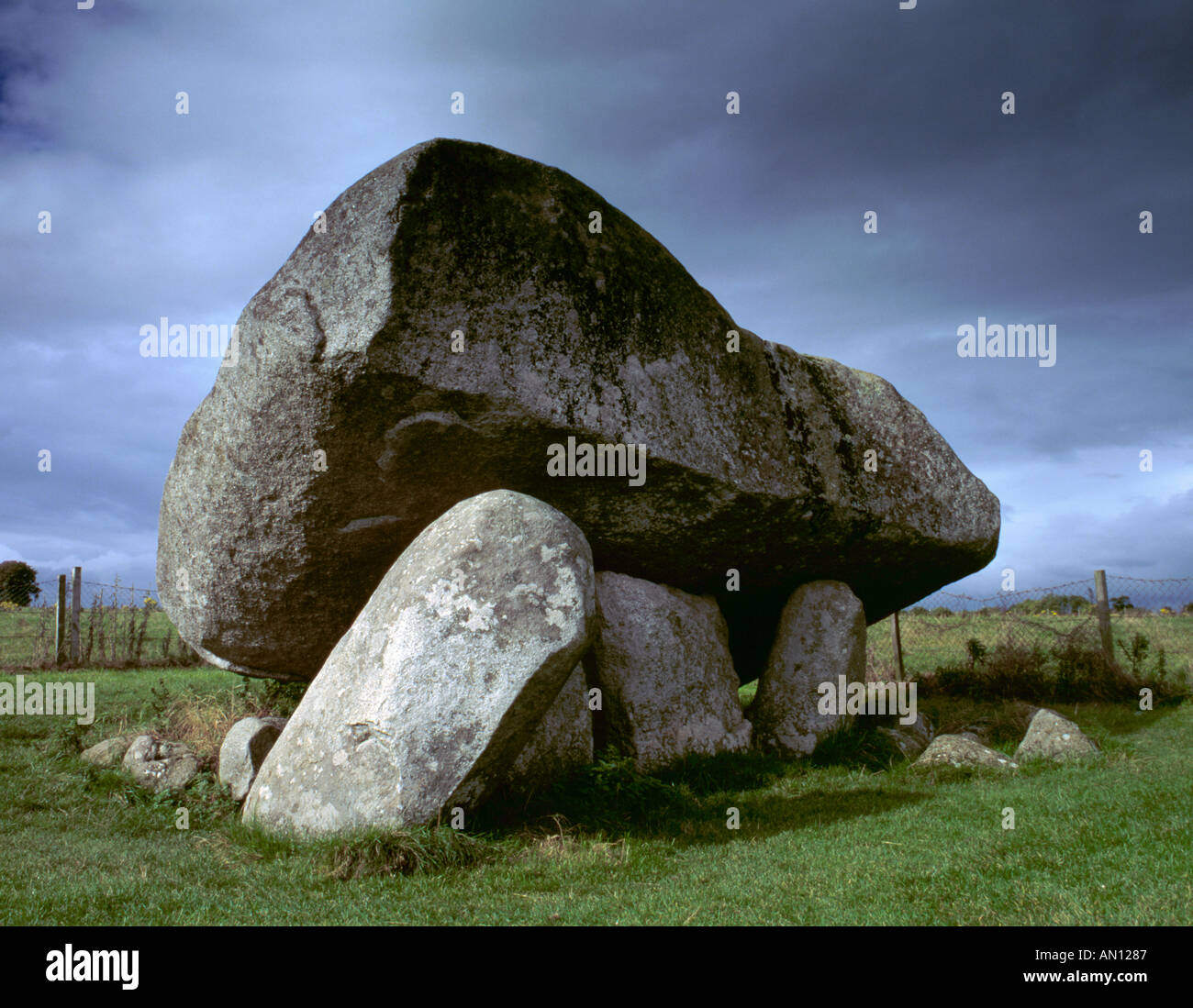 'Browne's hill' dolmen, une sépulture néolithique, Carlow, dans le comté de Carlow, Irlande (Irlande). Banque D'Images