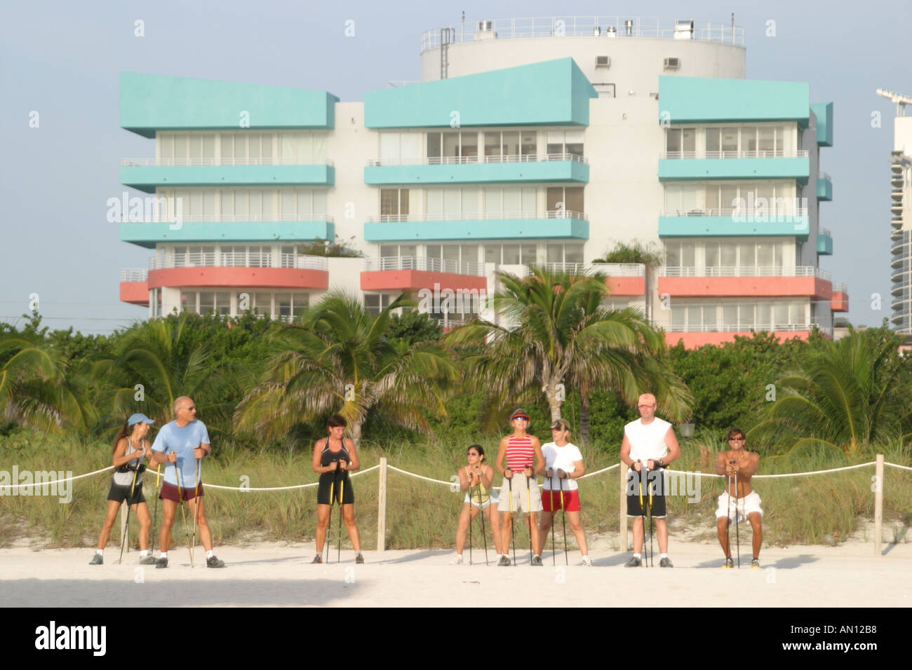 Miami Beach Florida,Atlantic Shore,rivage,côte,littoral,littoral,littoral,littoral,littoral,littoral,littoral,plage,ski pole exercice sur les plages publiques,sable,bains de soleil,vacances,condos,visito Banque D'Images