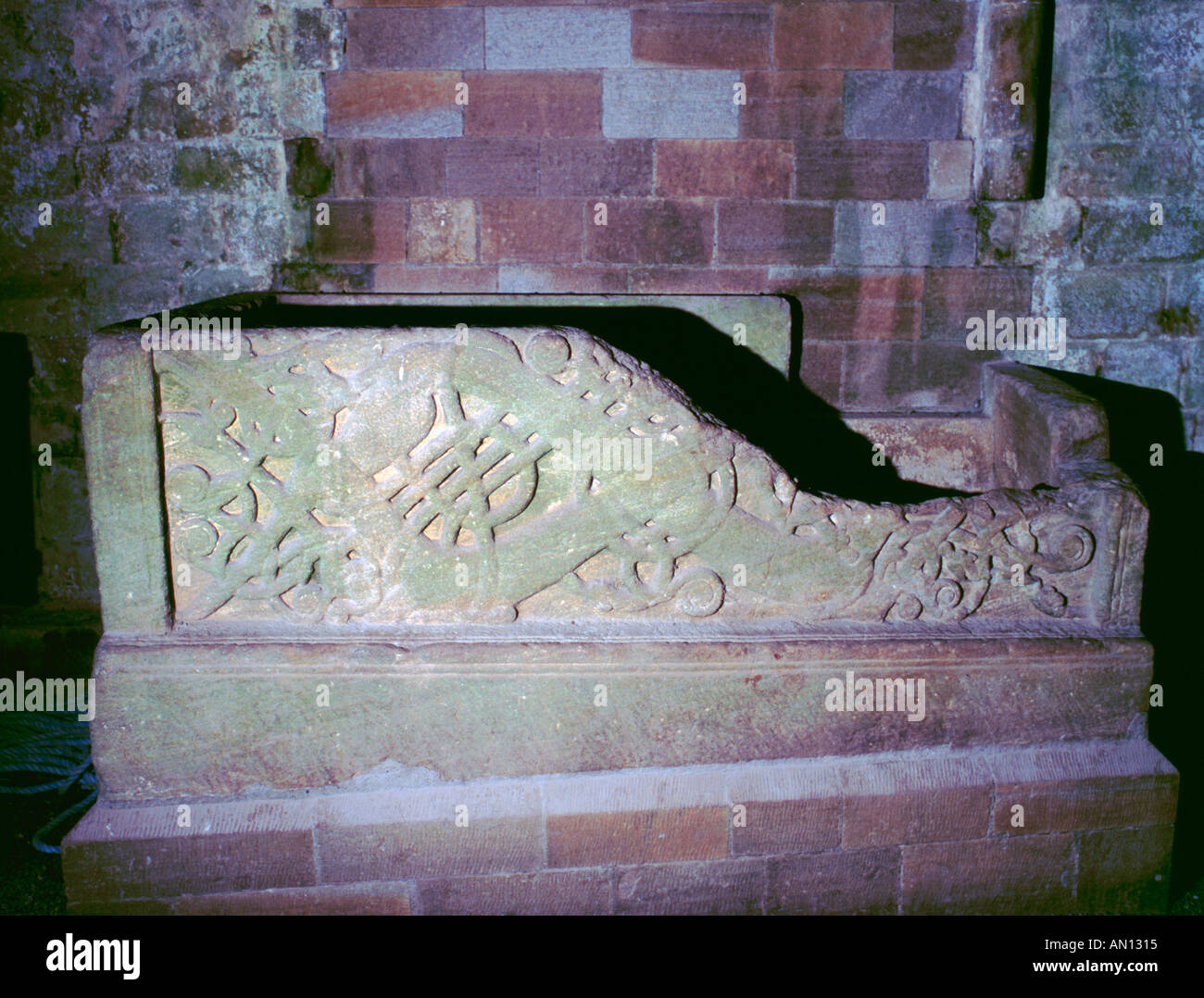 11e siècle de style 'urnes sculptées des sarcophage en pierre, Cormac's chapel, Rock of Cashel, comté de Tipperary, Irlande (Irlande). Banque D'Images