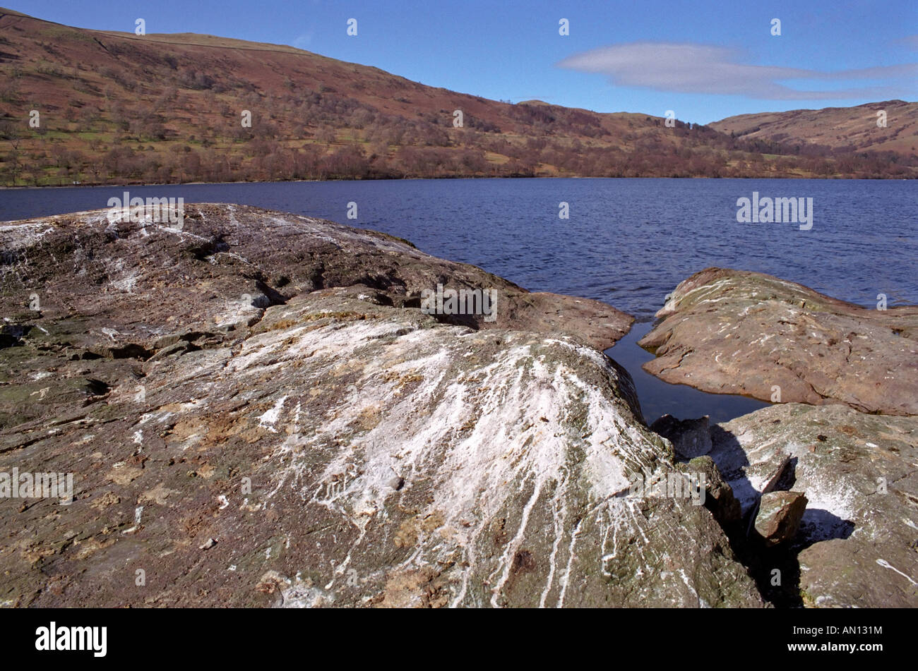 Les dépôts de chaux d'oiseaux sur les rochers au large de l'île de Norfolk au milieu d'Ullswater Banque D'Images