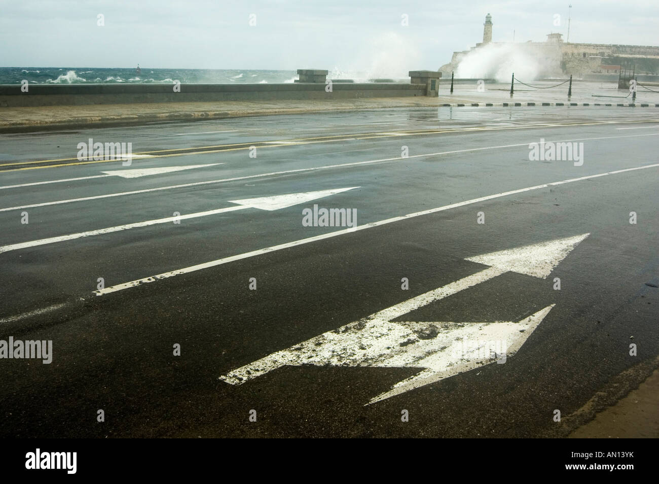 Flèches de signalisation sur le Malecon sur un jour de tempête. Banque D'Images