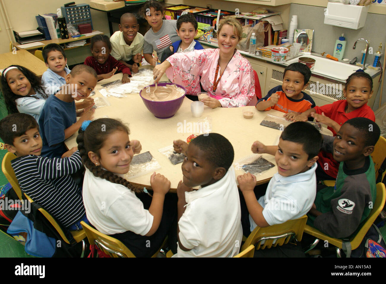 Miami Florida,Overtown,Frederick Douglass Elementary,enseignants,robe,tenue,costume littéraire,lecture,éducation,personnage fictif,lecture,Stud étudiant Banque D'Images