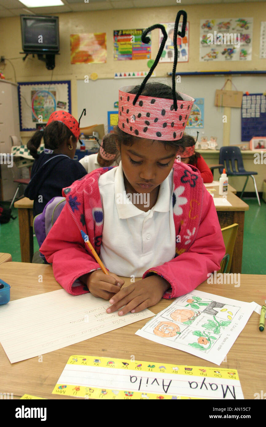 Miami Florida,Overtown,Frederick Douglass Elementary,enseignants,robe,tenue,costume littéraire,lecture,éducation,personnage fictif,lecture,Stud étudiant Banque D'Images