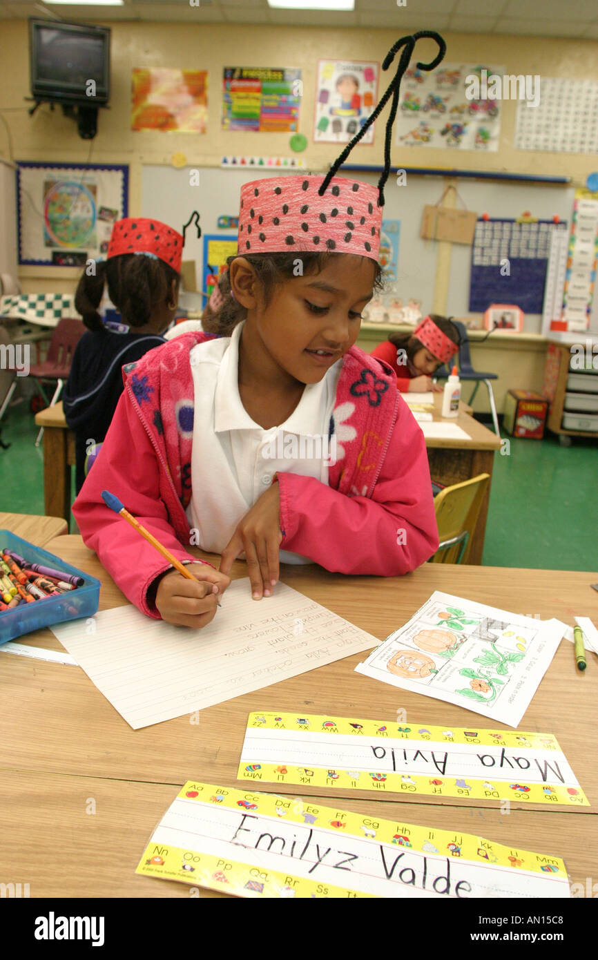 Miami Florida,Overtown,Frederick Douglass Elementary,enseignants,robe,tenue,costume littéraire,lecture,éducation,personnage fictif,lecture,Stud étudiant Banque D'Images