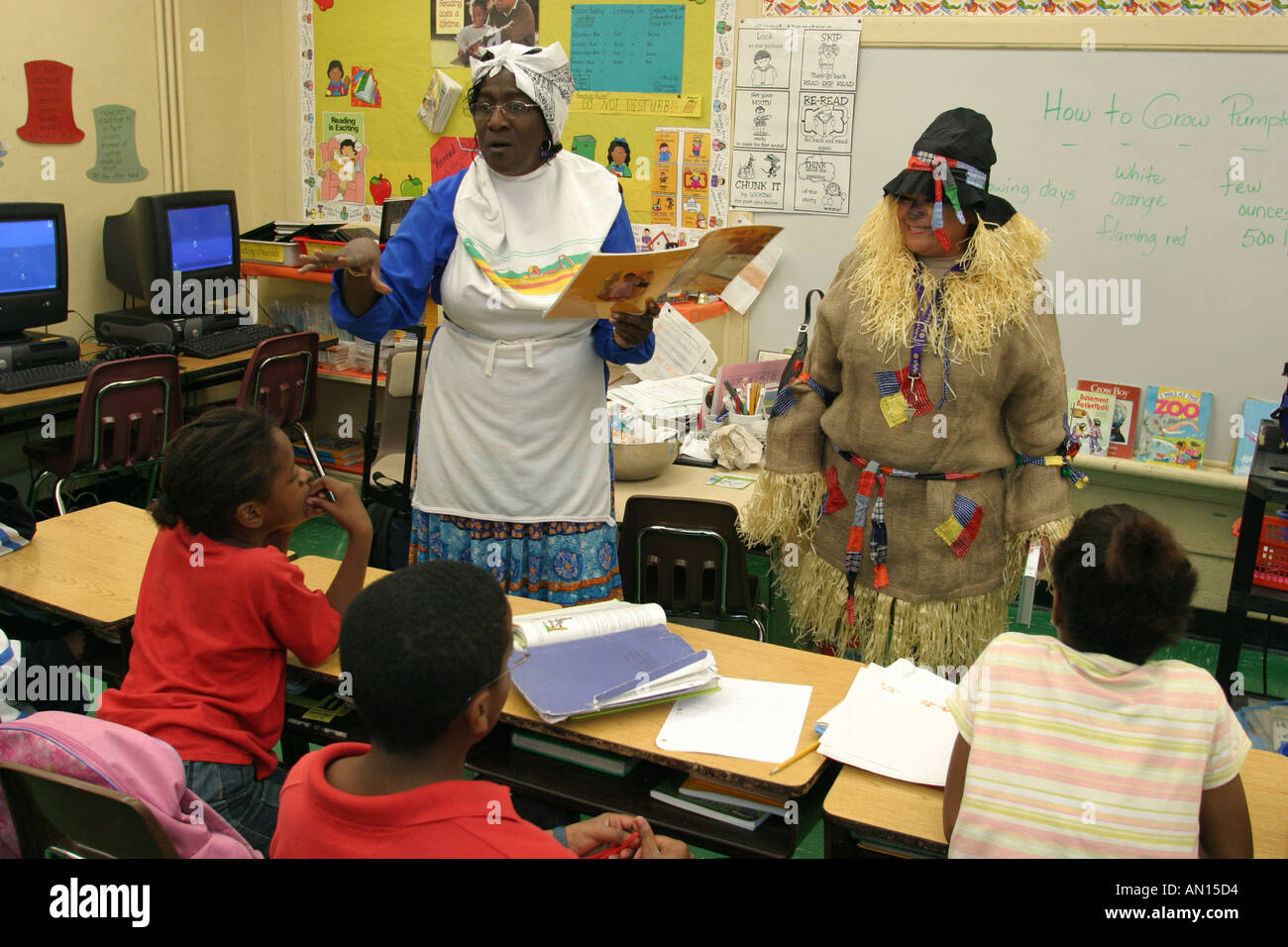 Miami Florida,Overtown,Frederick Douglass Elementary,enseignants,robe,tenue,costume littéraire,lecture,éducation,personnage fictif,lecture,Stud étudiant Banque D'Images
