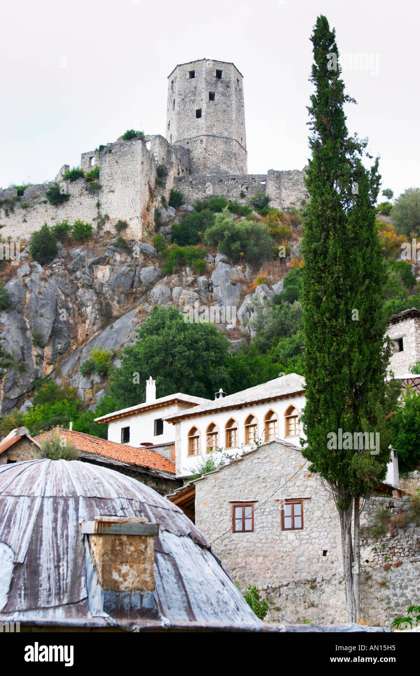 Vue sur la ville, avec une tour de forteresse, maisons et toit en dôme. Historique Pocitelj village musulmans et chrétiens près de Mostar. Russie Bosne i Hercegovine. Bosnie Herzégovine, l'Europe. Banque D'Images