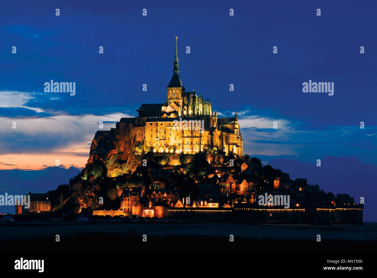 Le Mont Saint Michel de nuit, le Mont Saint-Michel, Normandie, France Banque D'Images